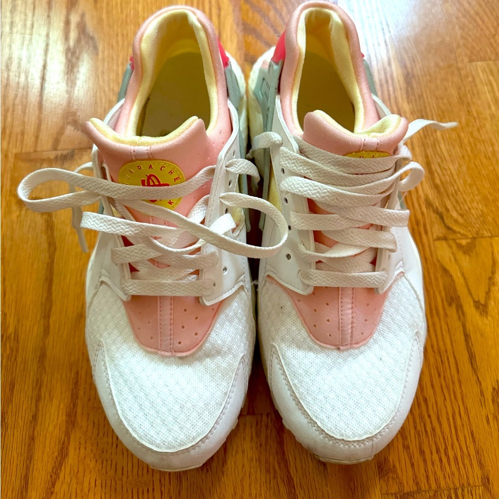 Like New Nike Haurache shoes size 6.5y